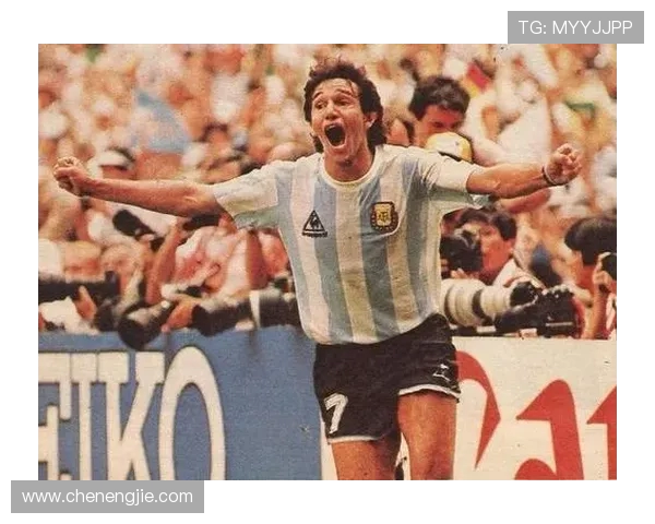 哈维西蒙斯：从天赋少年到足球场上的璀璨明星之路